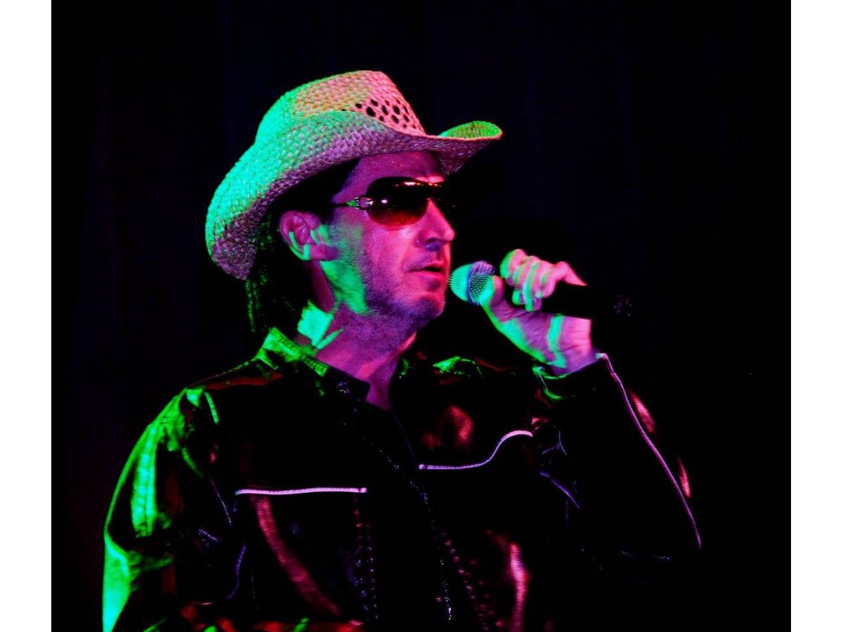 TRIBUTOFEST: U2, George Michael & Bruce Springsteen 04.11.2017 - Magma, Las Americas