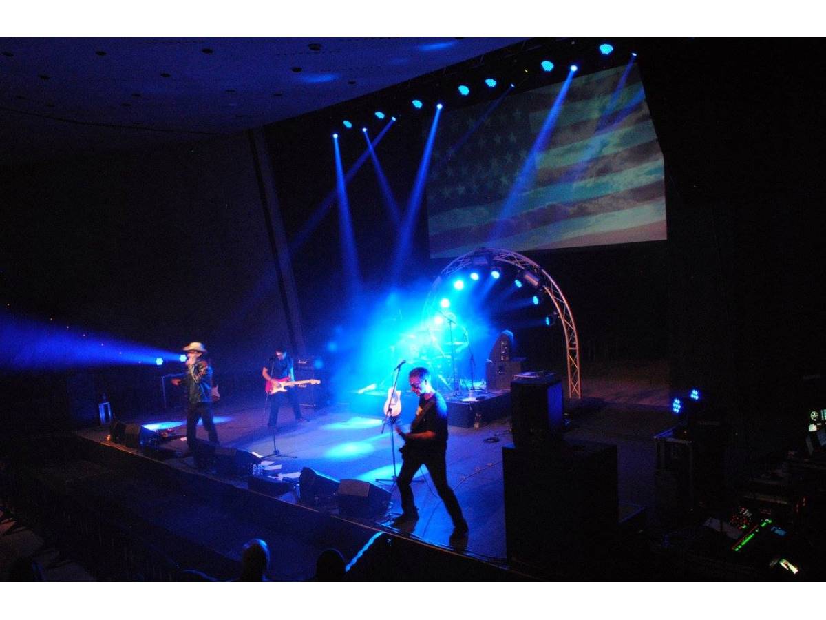 TRIBUTOFEST: U2, George Michael & Bruce Springsteen 04.11.2017 - Magma, Las Americas